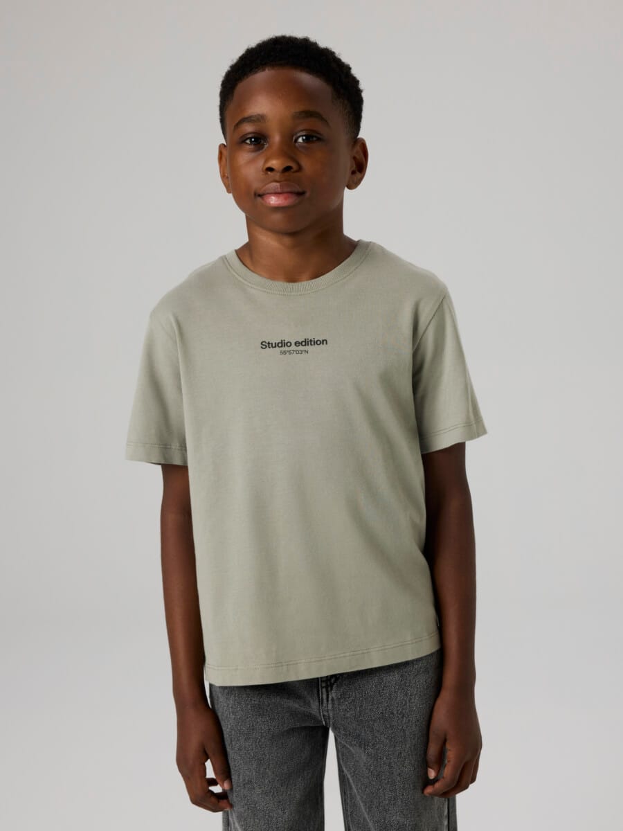 Name It T-Shirt "NKMBRODY SS NREG TOP NOOS" mit dezentem 3D-Frontmotiv