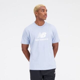 New Balance Essentials Stacked Logo SS T-Shirt für Herren – Bequemer, stilvoller Trainings- und Laufshirt in Blau