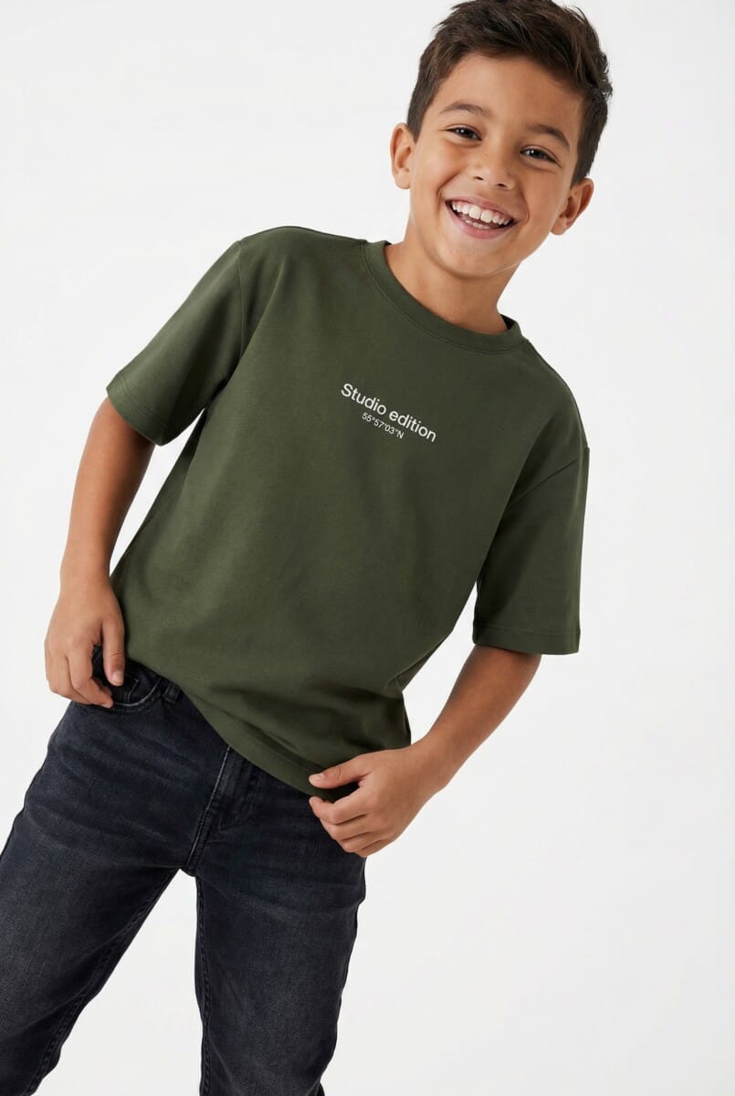 Name It T-Shirt "NKMBRODY SS NREG TOP NOOS" mit dezentem 3D-Frontmotiv