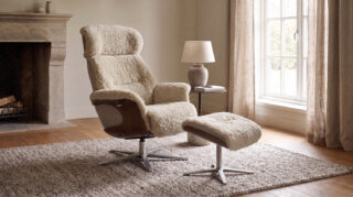 KAWOLA Sessel TOSAR Relaxsessel drehbar Schaffell beige mit Hocker