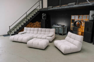 KAWOLA Sitzgruppe VIVIEN Ecksofa Drehsessel Hockerbank Feincord silber