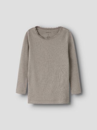 Name It Langarmshirt "NMFKAB LS TOP NOOS" in Feinripp und mit süßer Spitzenkante am Ausschnitt